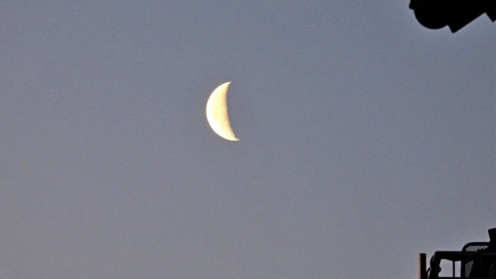Die Mondsichel am Morgenhimmel