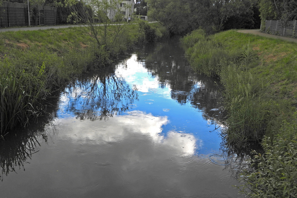 Die Himmelskontraste spiegeln sich auf dem Wasser der Rodau