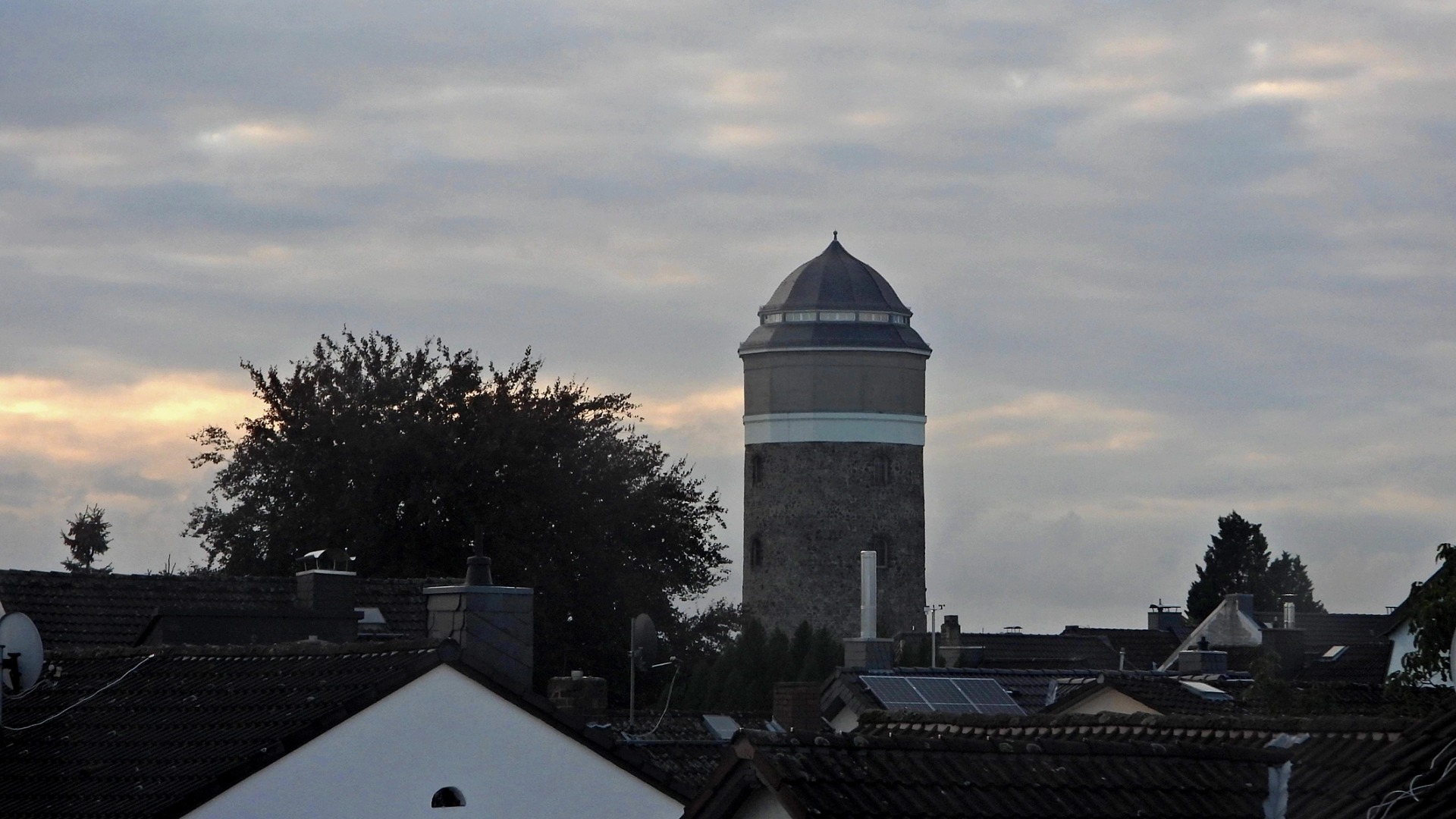 Dunkle Wolken hinter dem Wasserturm