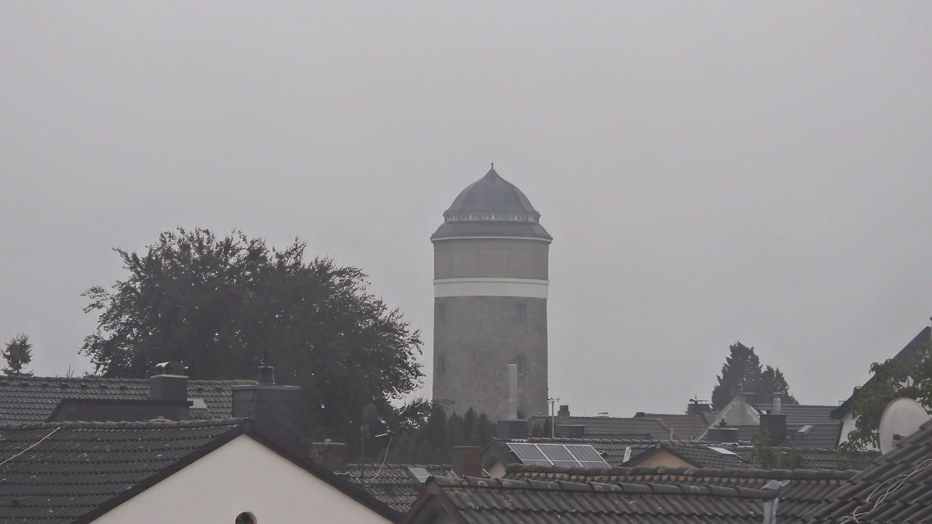 Grauer Himmel und leichter Nebel um den Wasserturm