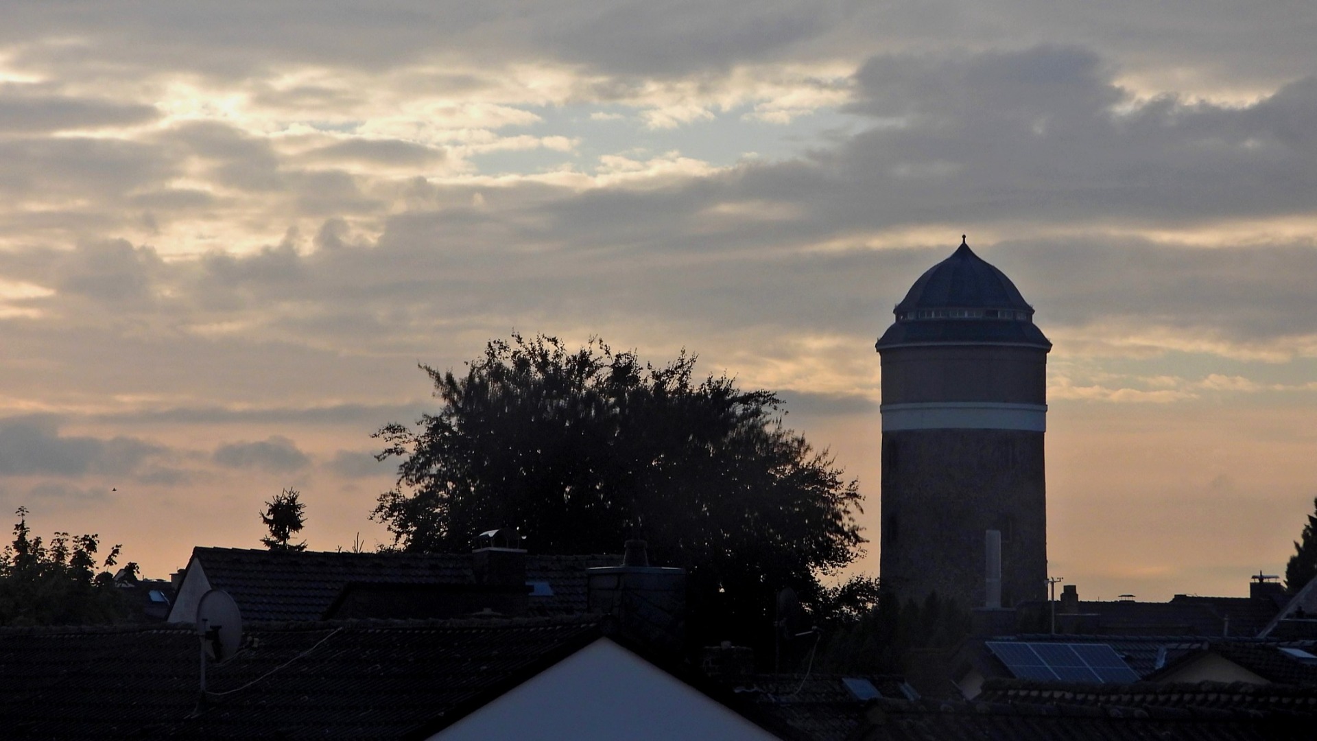 Dunkle Wolken hinter dem Wasserturm, doch zeigt sich erstes blau