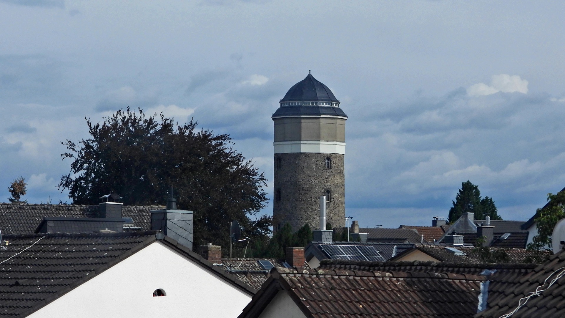 Am späten Nachmittag hängen dichte Wolken hinterm Wasserturm